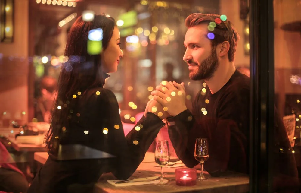 chàng trai nắm tay và nhìn vào mắt cô gái