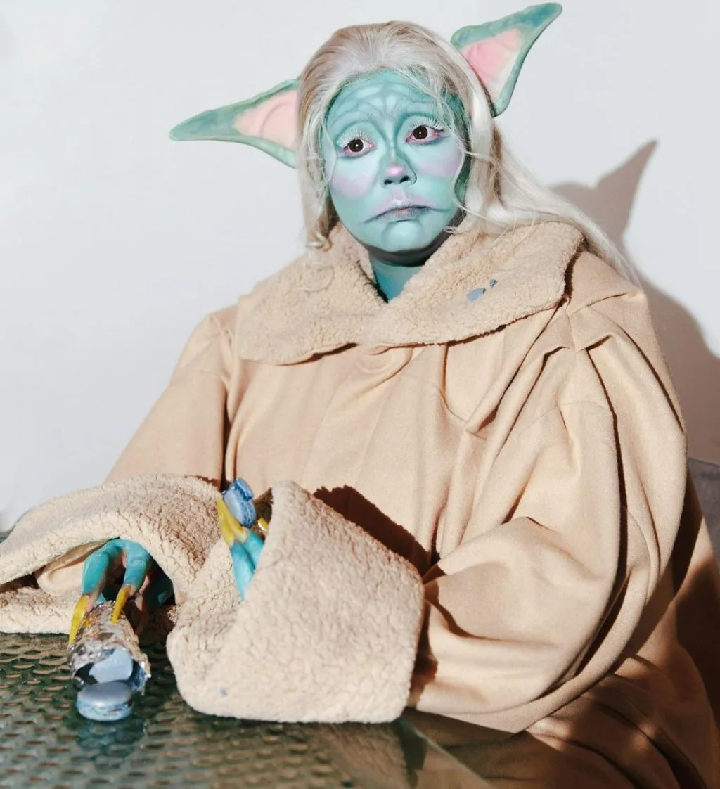 Lizzo vai Baby Yoda ngày Halloween 2021.