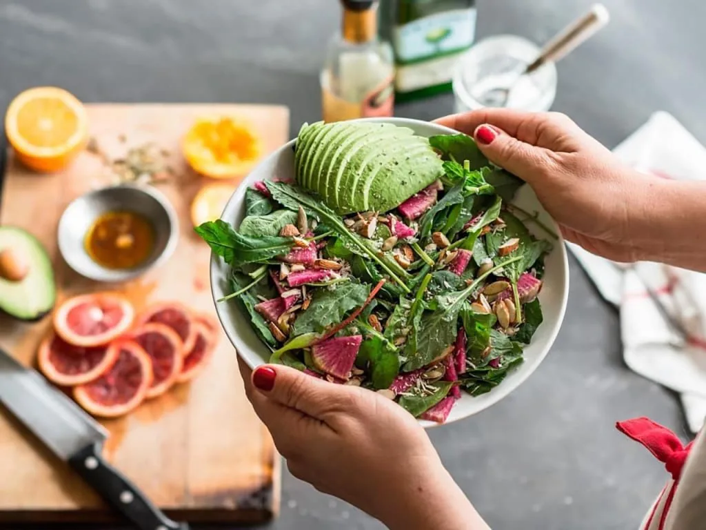 Chế độ ăn uống và thiếu nước là tác nhân hàng đầu gây ra chứng sần da cam.Ảnh: Unsplash. cellulite