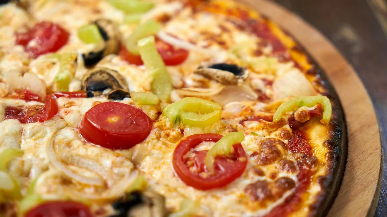 Pizza với nhiều phô mai, xúc xích, ớt chuông và nấm – nhóm thực phẩm giàu chất béo dễ gây mụn.