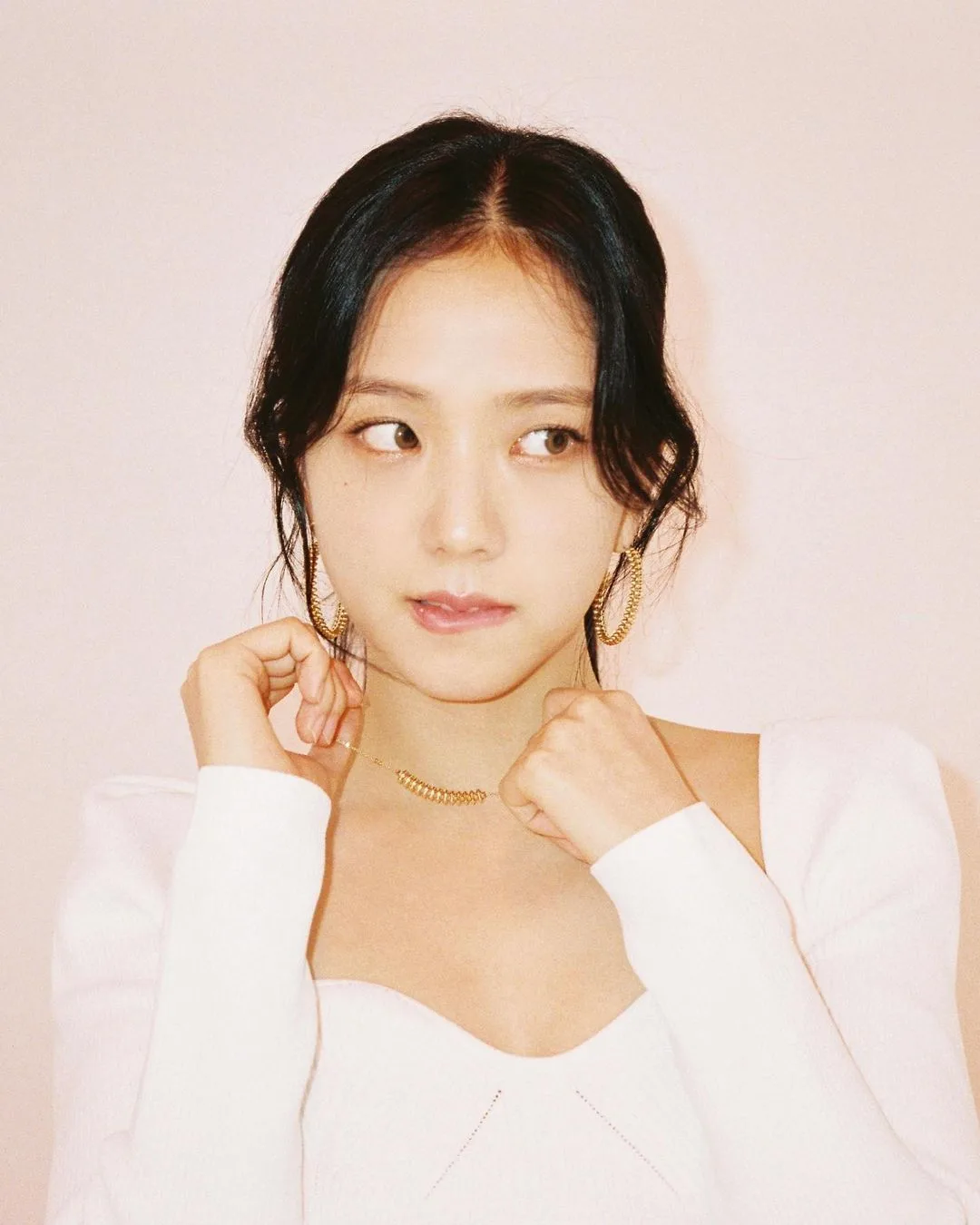 Jisoo diện khuyên tròn basic bông tai