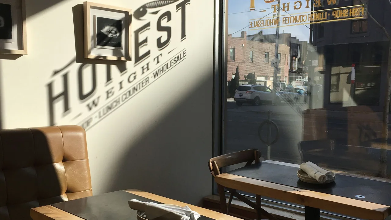 Nhà hàng Honest Weight tại Toronto