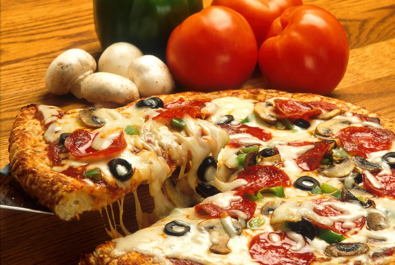 foods cause acne cần hạn chế pizza