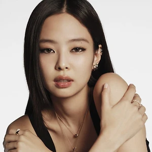 Jennie diện trang sức Chanel