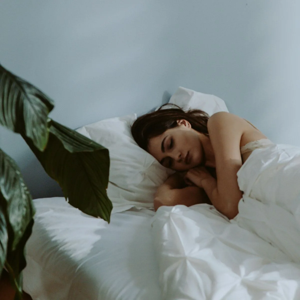 cô gái đặt tay dưới gối khi ngủ trắc nghiệm