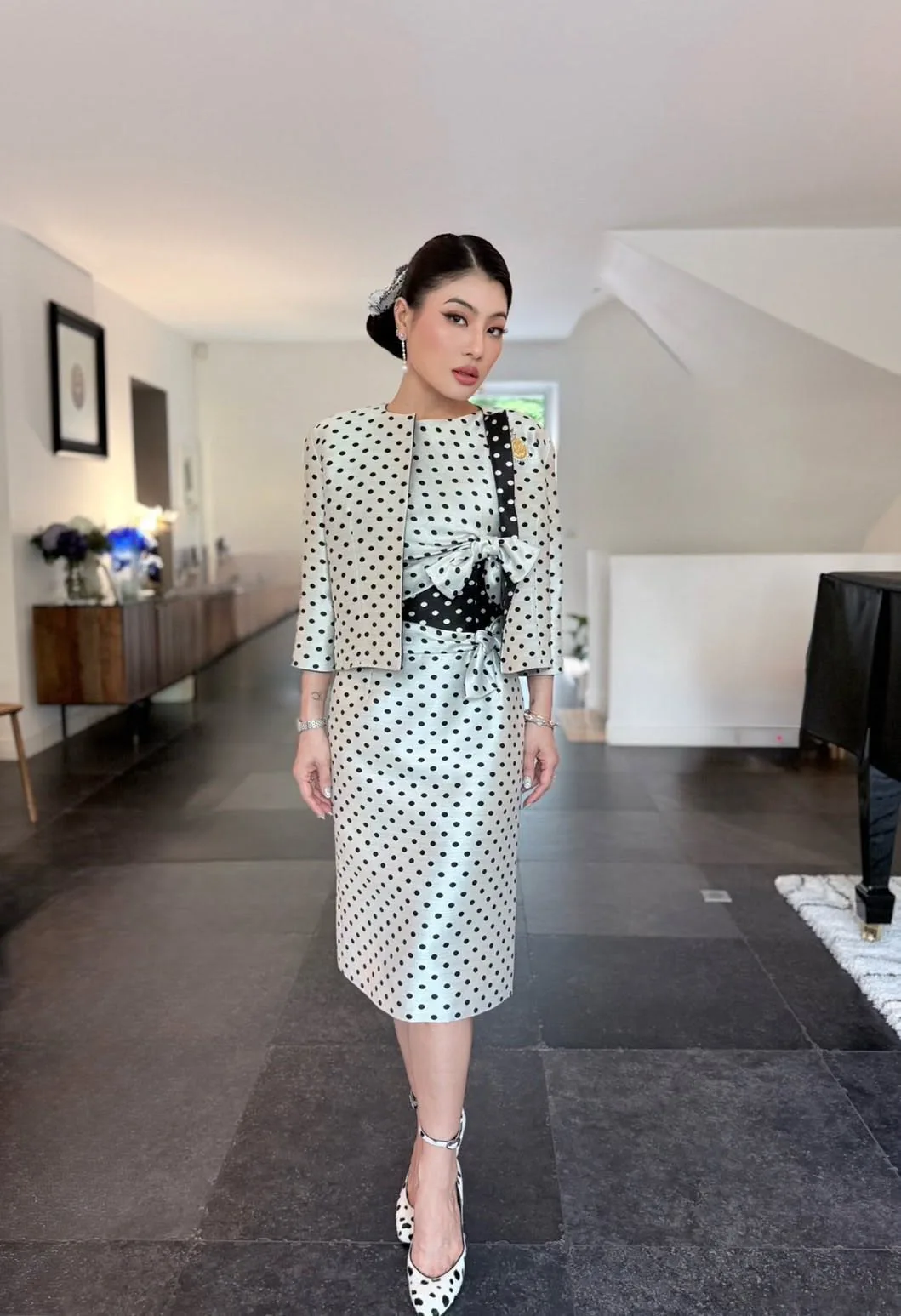 Công chúa Sirivannavari Nariratana Rajakanya diện váy họa tiết chấm bi thanh lịch được chế tác từ lụa Thái.