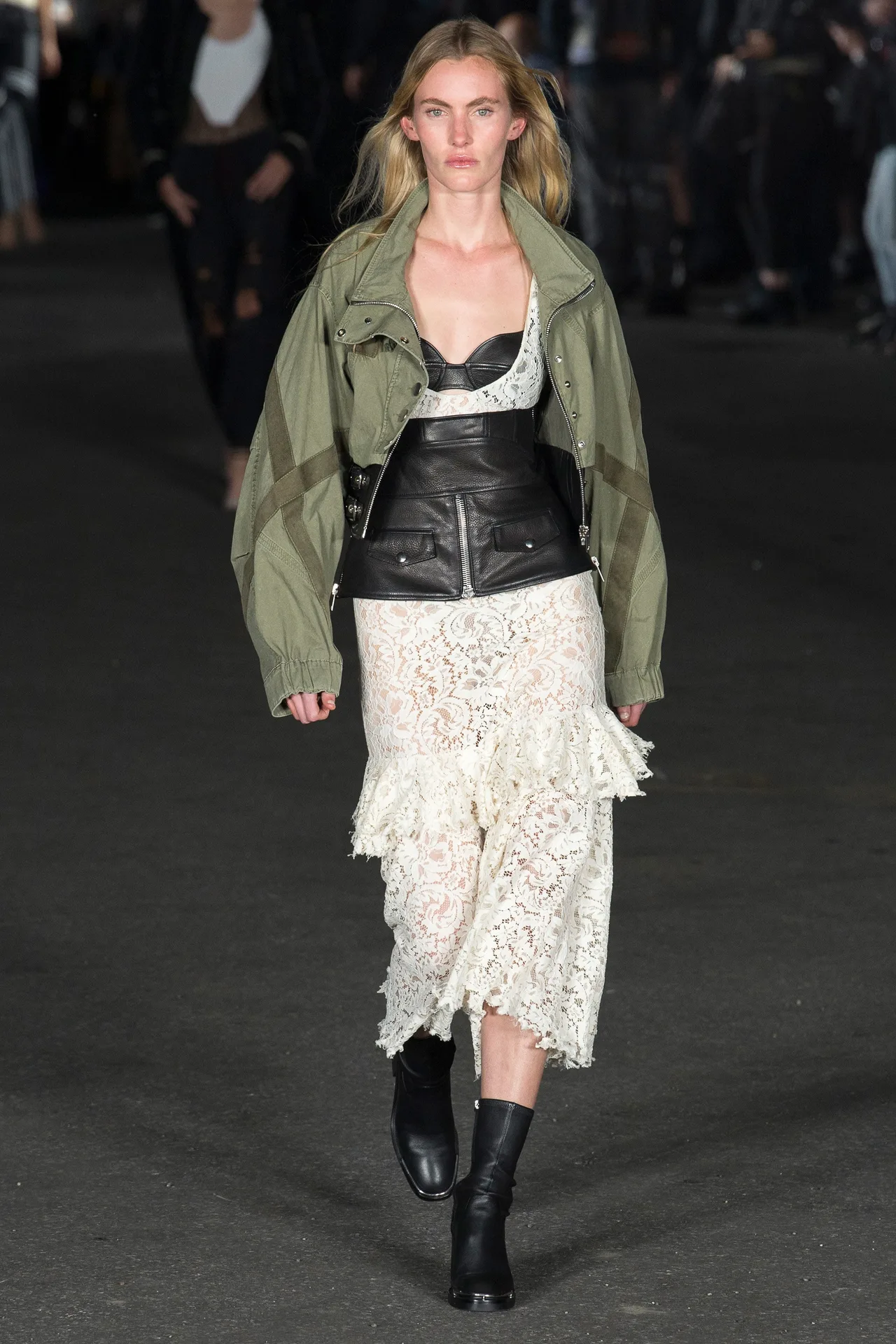 5 BST nổi bật trong ngày trình diễn thứ ba của NYFW Spring 2018 5 BST nổi bật trong ngày trình diễn thứ ba của NYFW Spring 2018