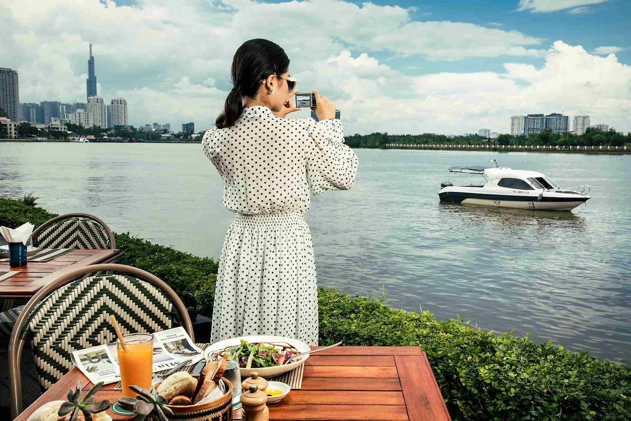 Cô gái chụp ảnh lưu niệm trong kỳ nghỉ tại Mia Saigon