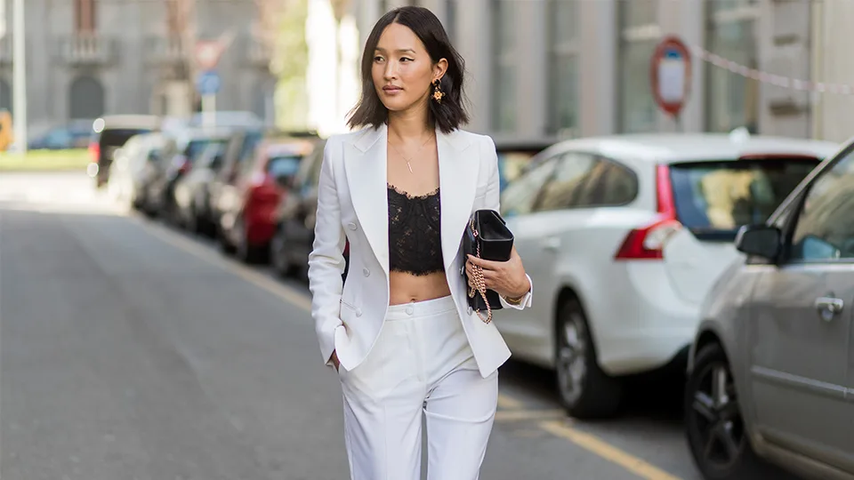 món đồ thời trang cô gái diện suit trắng và áo bralette ren đen
