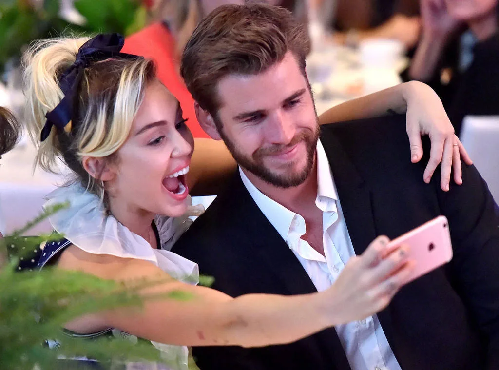 Mẹ Miley Cyrus lấp lửng về việc đính hôn của con gái Miley Cirus chụp ảnh cùng Liam trong sự kiện gần đây nhất