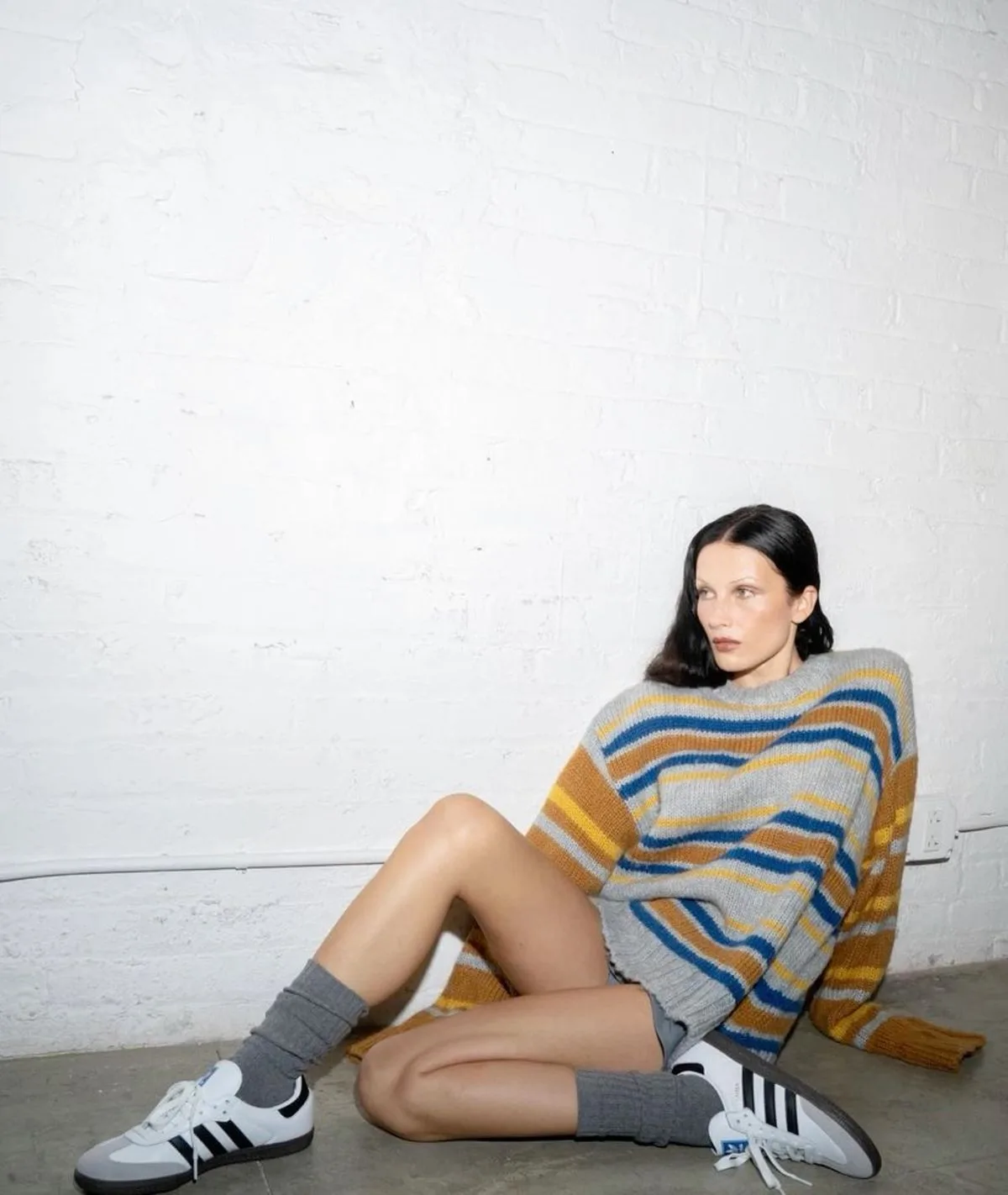 Bella hadid diện Adidas samba