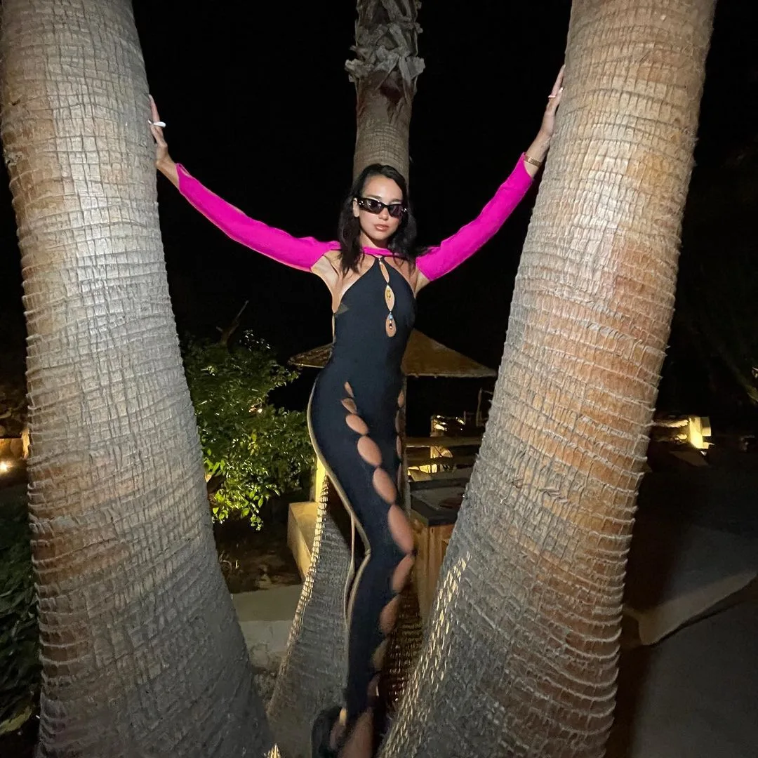 Dua Lipa bodysuit cắt xẻ