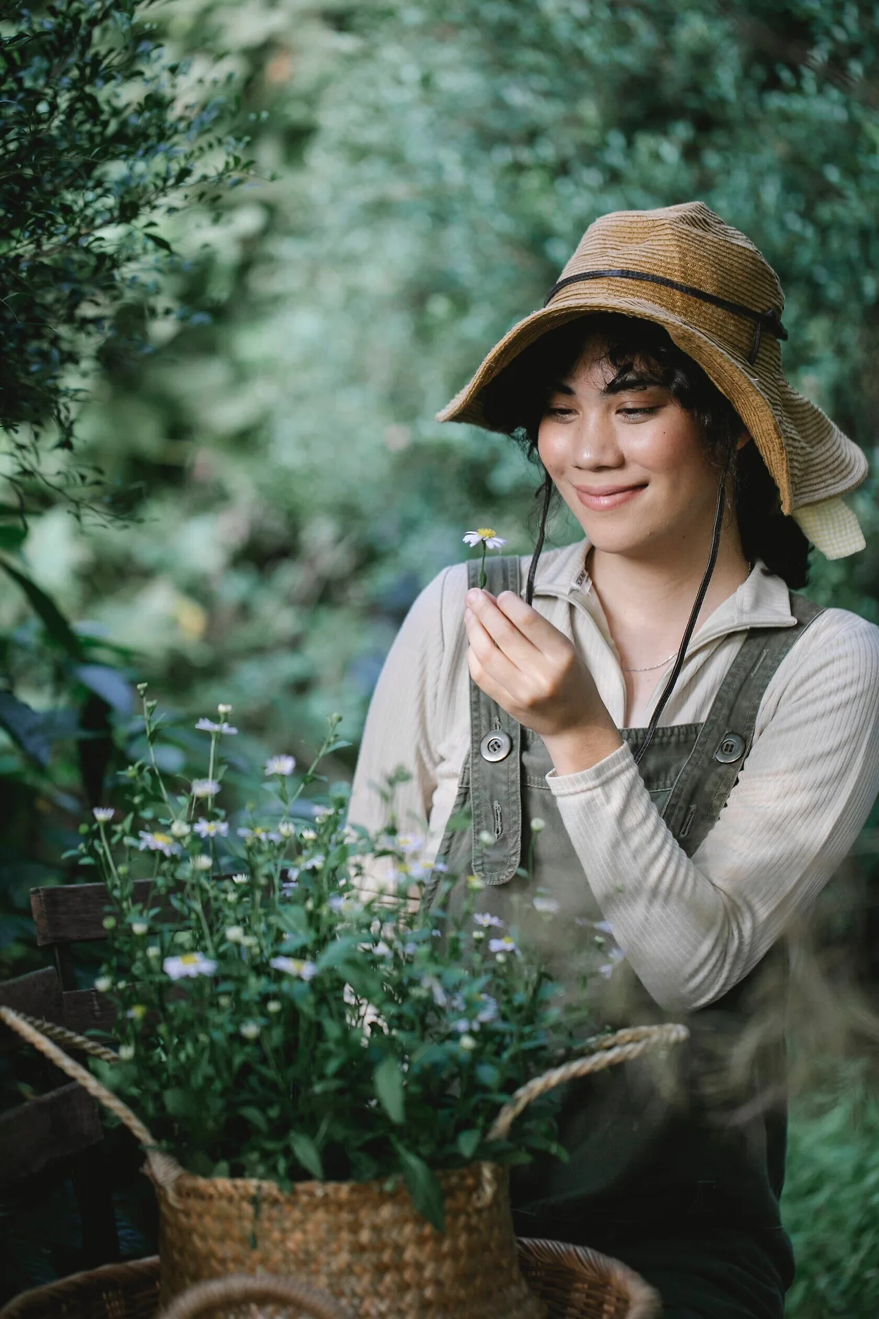 cô gái cầm hoa mỉm cười