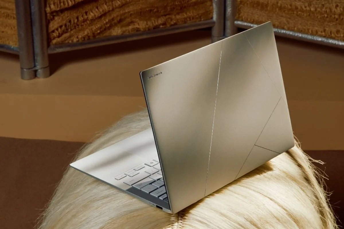 Zenbook S16, dòng laptop AI cao cấp 16 inch trang bị vi xử lý AMD Ryzen AI tại triển lãm ở Thượng Hải. Hiện ở Việt Nam, máy được phân phối với phiên bản màu đen ngọc thạch, với độ nhám mờ và ấm đặc trưng của Ceraluminum™.