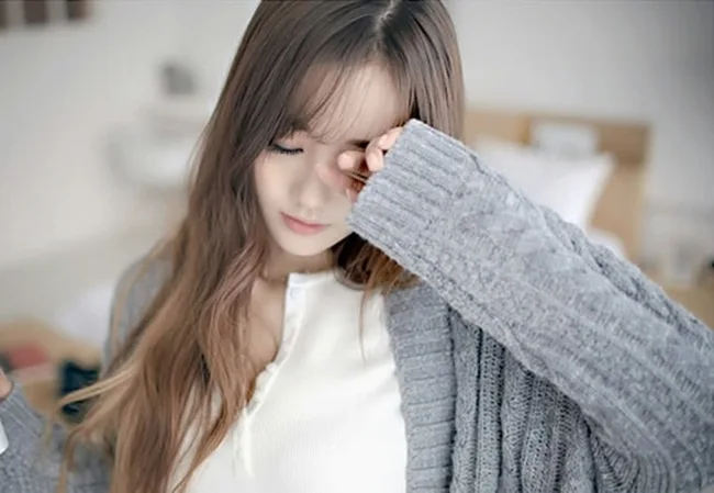 Không nên thường xuyên chạm tay vào mắt