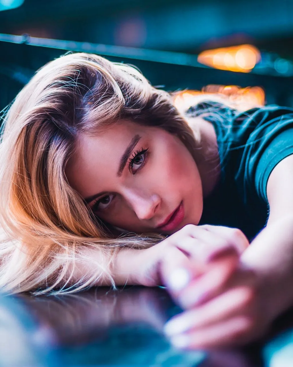Làm dài mi-Cô gái nằm xuống bàn. Làm dài mi-Cô gái nằm xuống bàn.