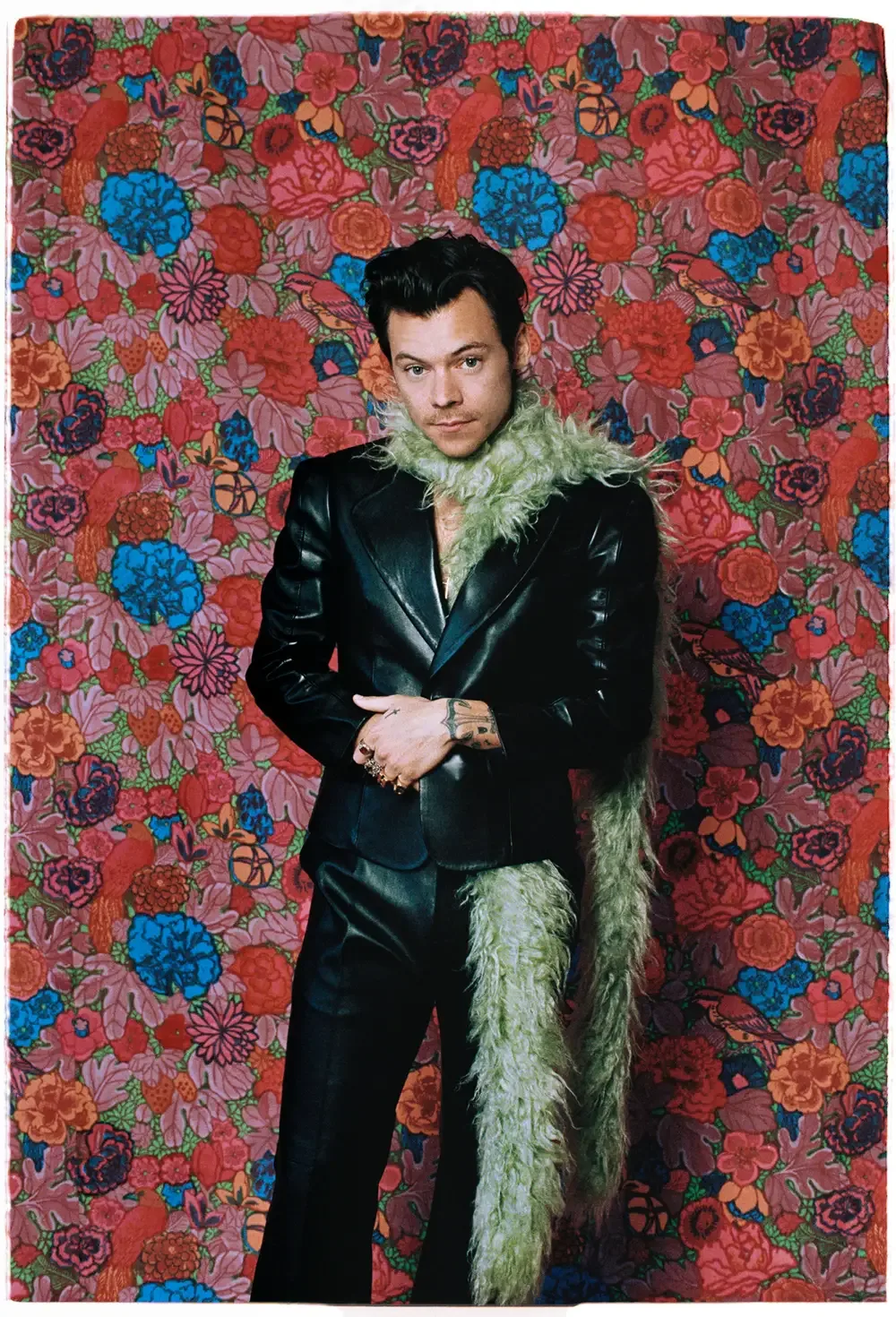 thời trang Harry styles trong bộ suit da màu đen và khăn lông xanh
