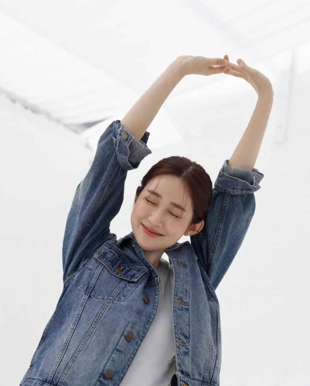Cô nàng lựa chọn màu son Rose Nuit. Cô nàng lựa chọn màu son Rose Nuit.