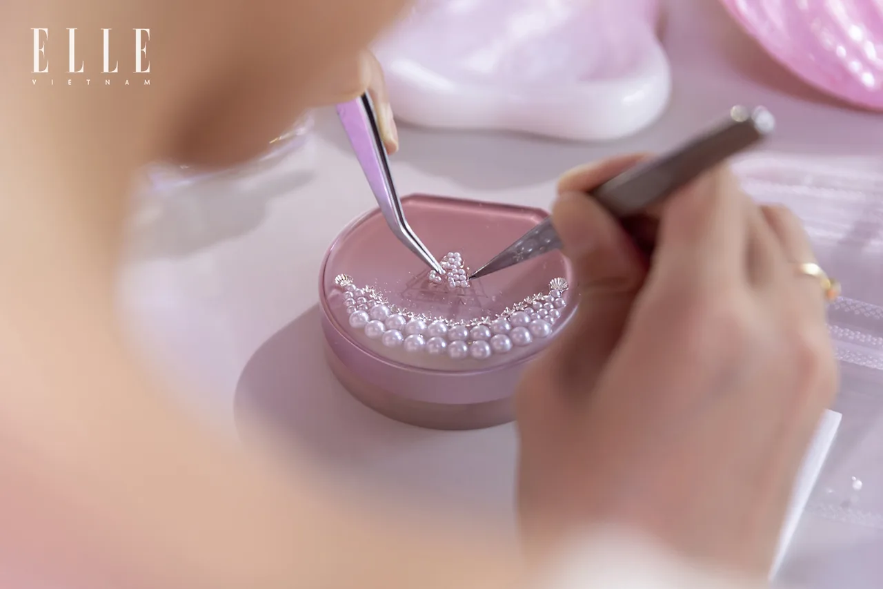 Khách mời đang đính đá lên hộp cushion tại sự kiện của 3CE