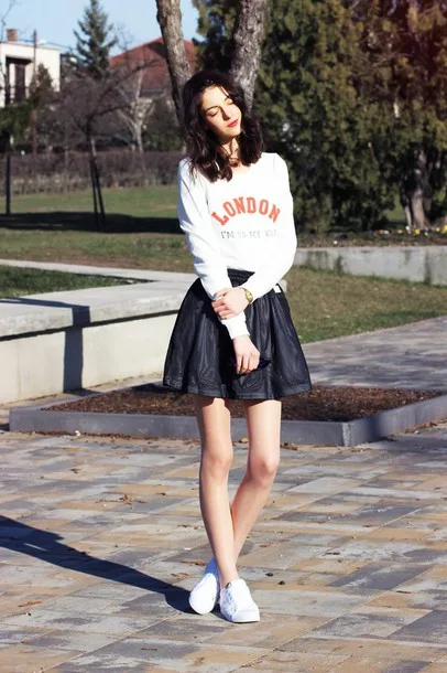 Phối sneakers với váy mini