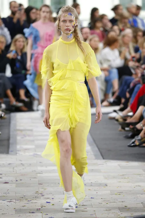 Chiếc váy chiffon vàng của Preen