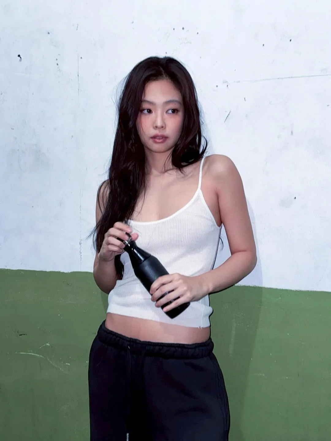 Jennie diện tank top trắng