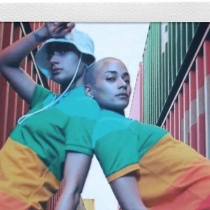 Lacoste X Polaroid: Hòa sắc những dải màu retro