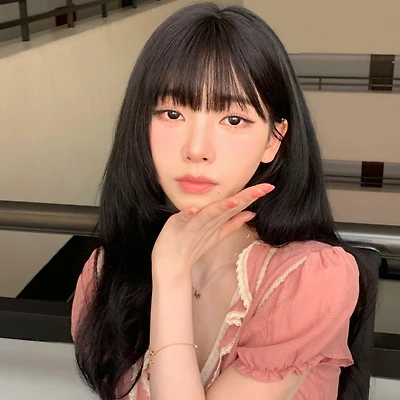 Karina (aespa) với kiểu nail hàn hợp mùa hè