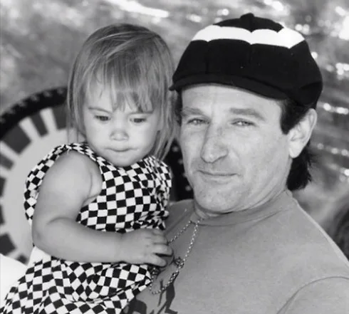 Tấm hình 2 bố con Robin Williams dược ông đăng tải để chúc mừng sinh nhật con gái tròn 25 tuổi.