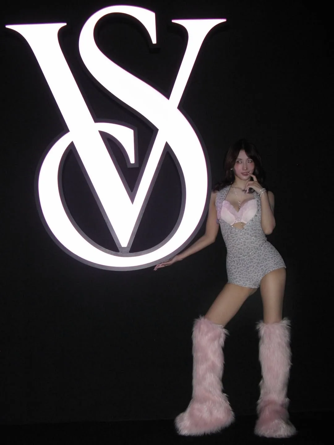 Nữ thần Momo TWICE thắp sáng sàn diễn Victoria's Secret 2025