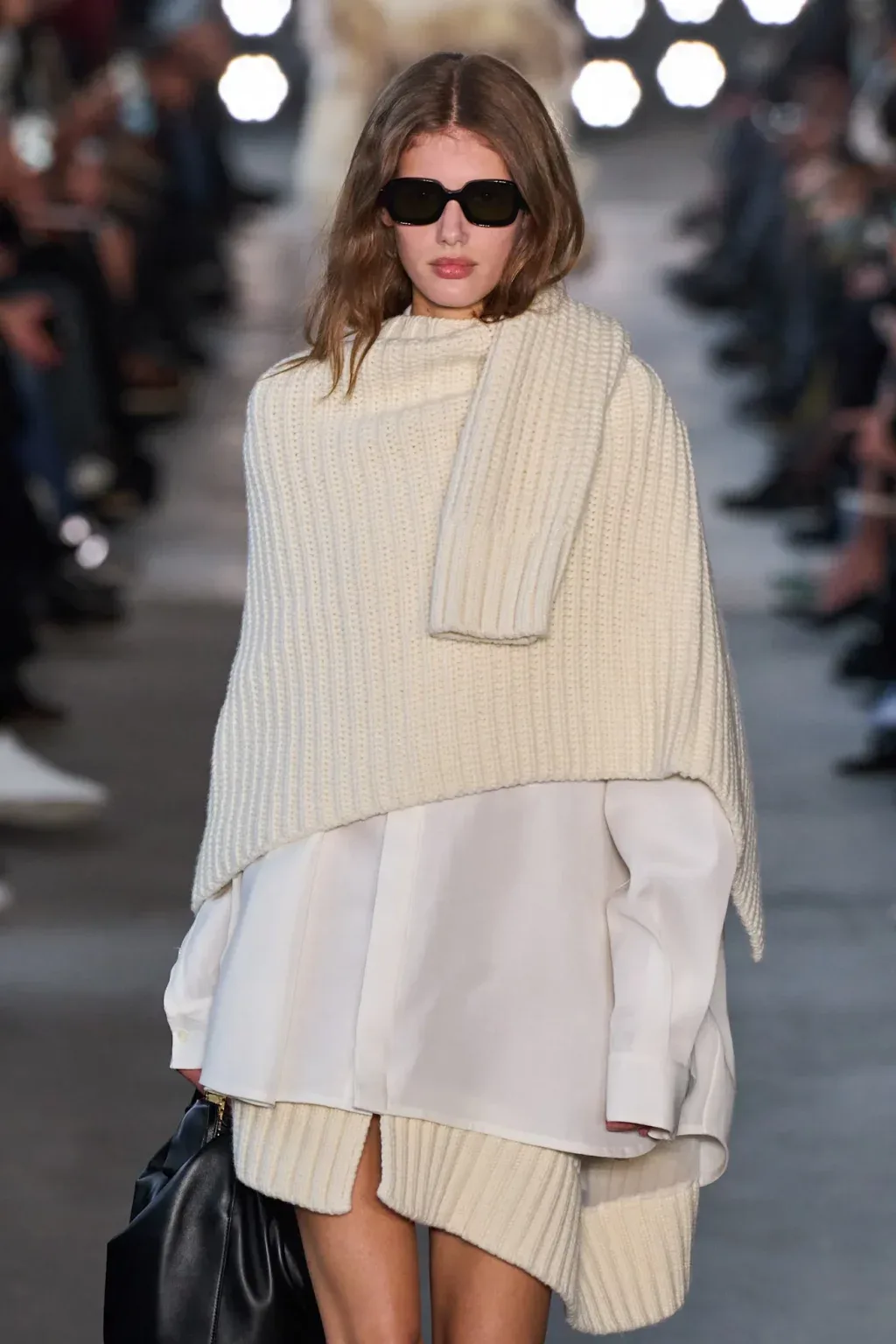 Áo khoác oversized be mix với phụ kiện tối giản