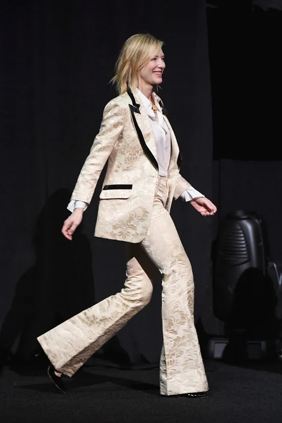 cate blanchett mặc suit tại công chiếu phim