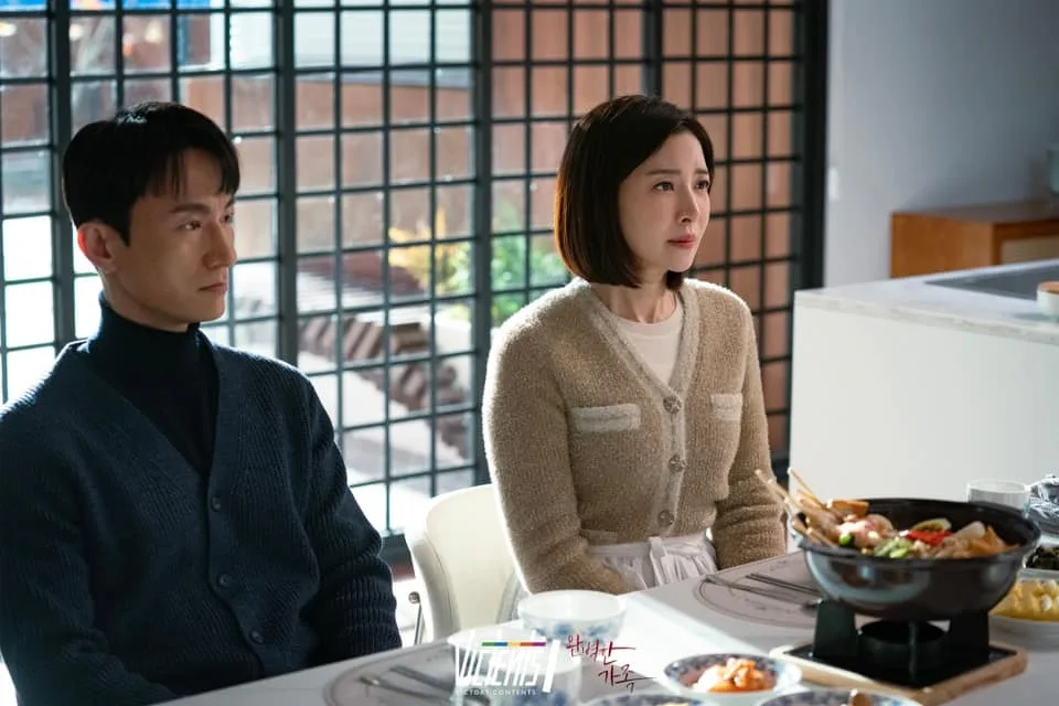 Phong cách của Yoon Se Ah trong Perfect Family cùng áo len be