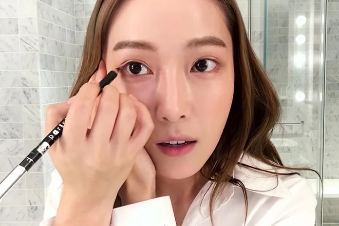 Kẻ viền mắt cho đôi mắt trông to tròn hơn
