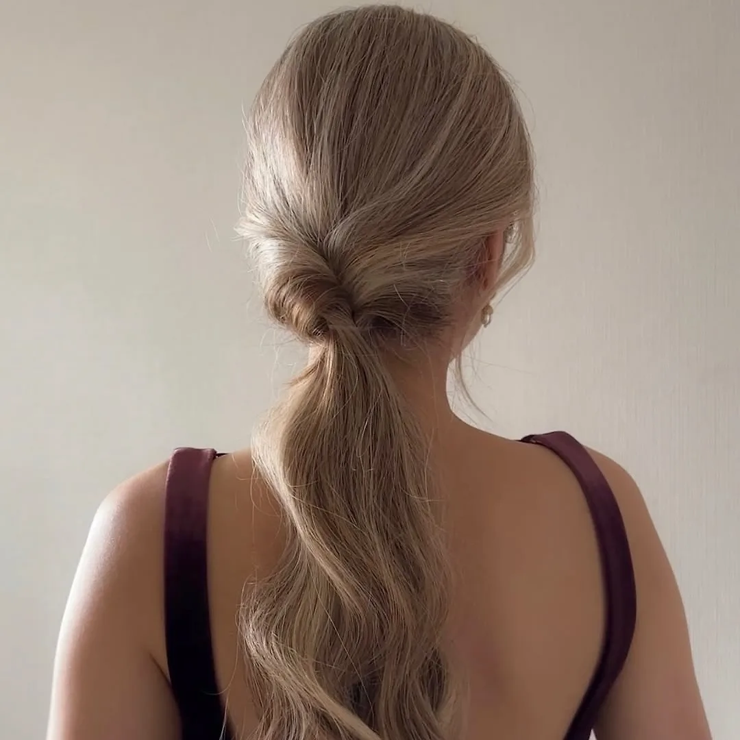 Hình ảnh kiểu low ponytail cho ngày Tết.