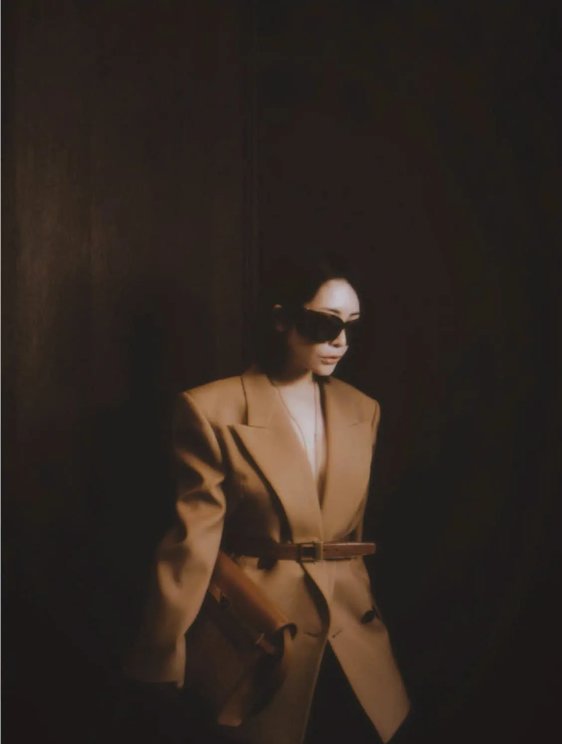 Lâm Thuý Nhàn Vest oversized màu camel