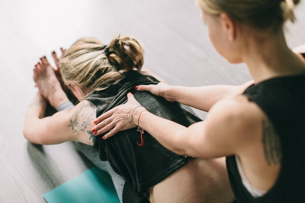 Sai lầm khi tập gym-Cô gái gập người.