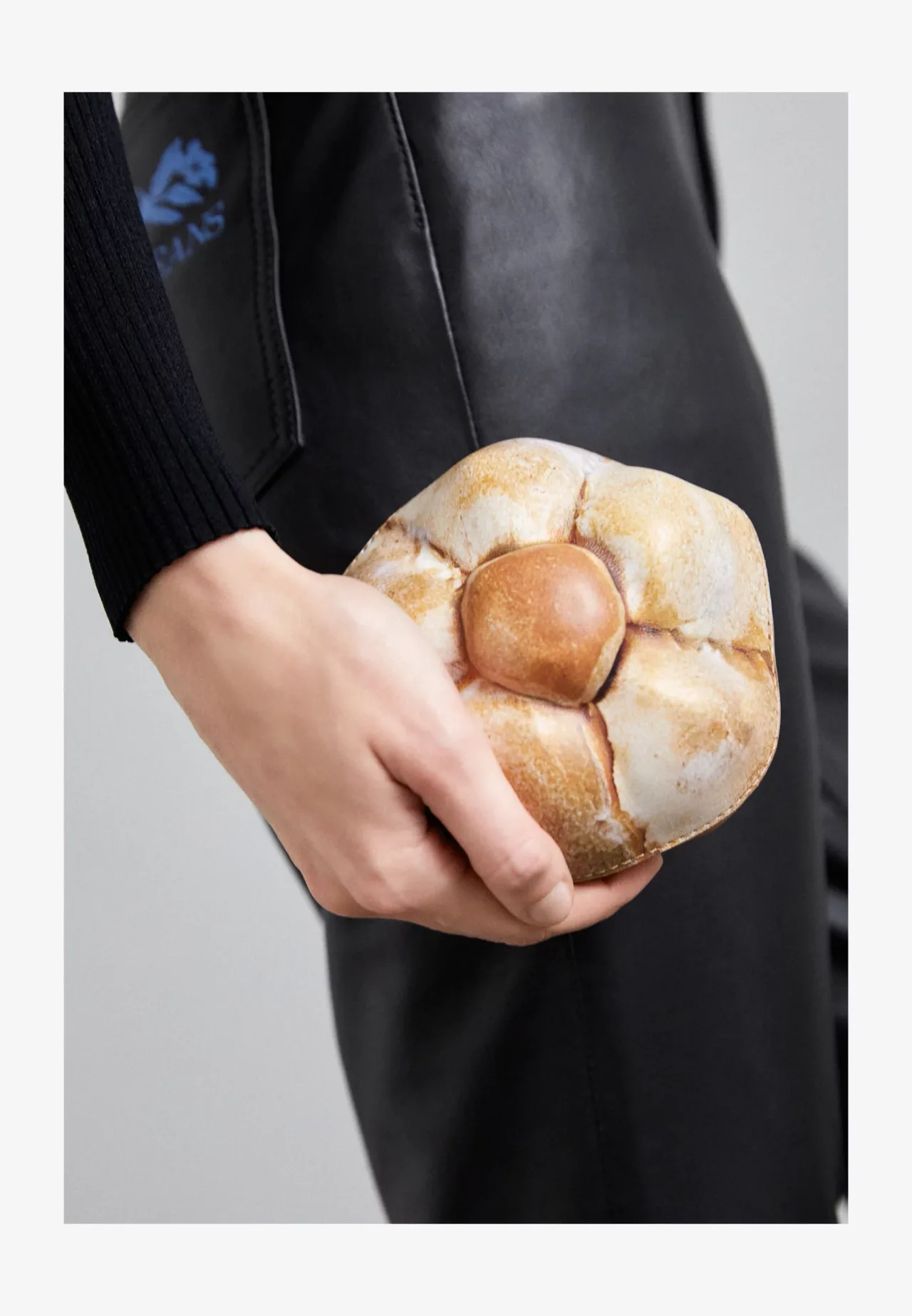 túi bánh mì Moschino