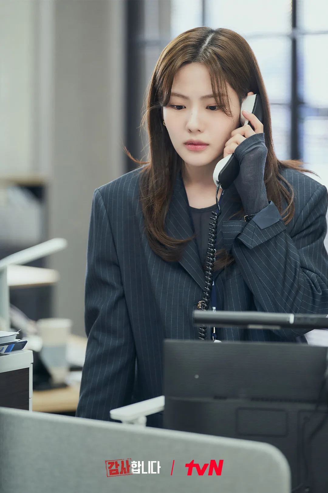 Nữ diễn viên The Auditors diện blazer sọc đen