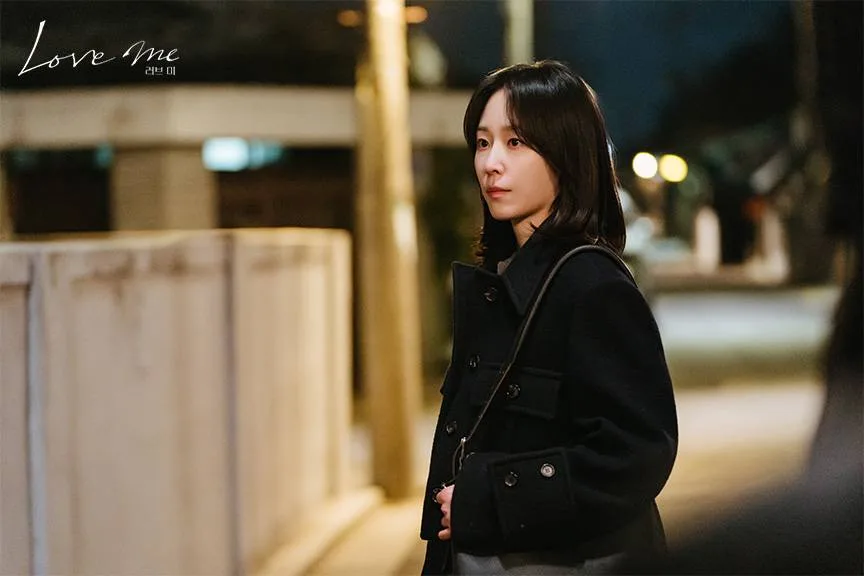 Seo hyun jin diện chiếc áo khoác dáng dài - một hình ảnh đầy chất điện ảnh và đậm chất thời trang thu đông.