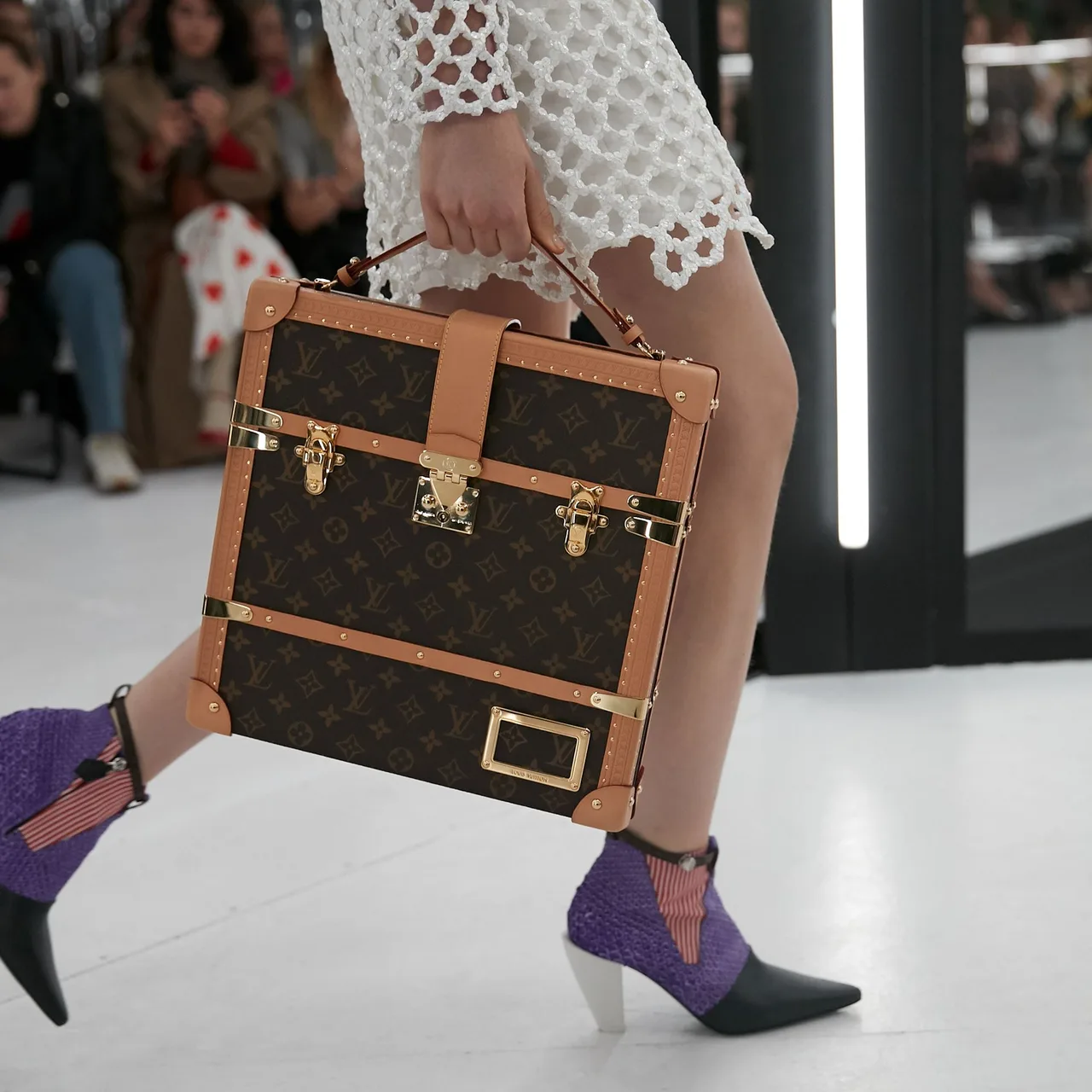 Một mẫu túi xách họa tiết Monogram thuộc bộ sưu tập Louis Vuitton Nữ Xuân–Hè 2019 dưới thời Nicolas Ghesquière.