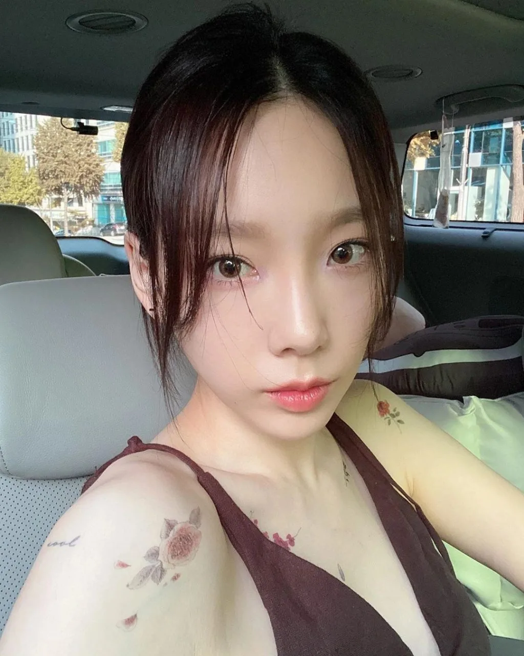 Taeyeon và hình xăm dán hoa cỏ nhỏ xinh
