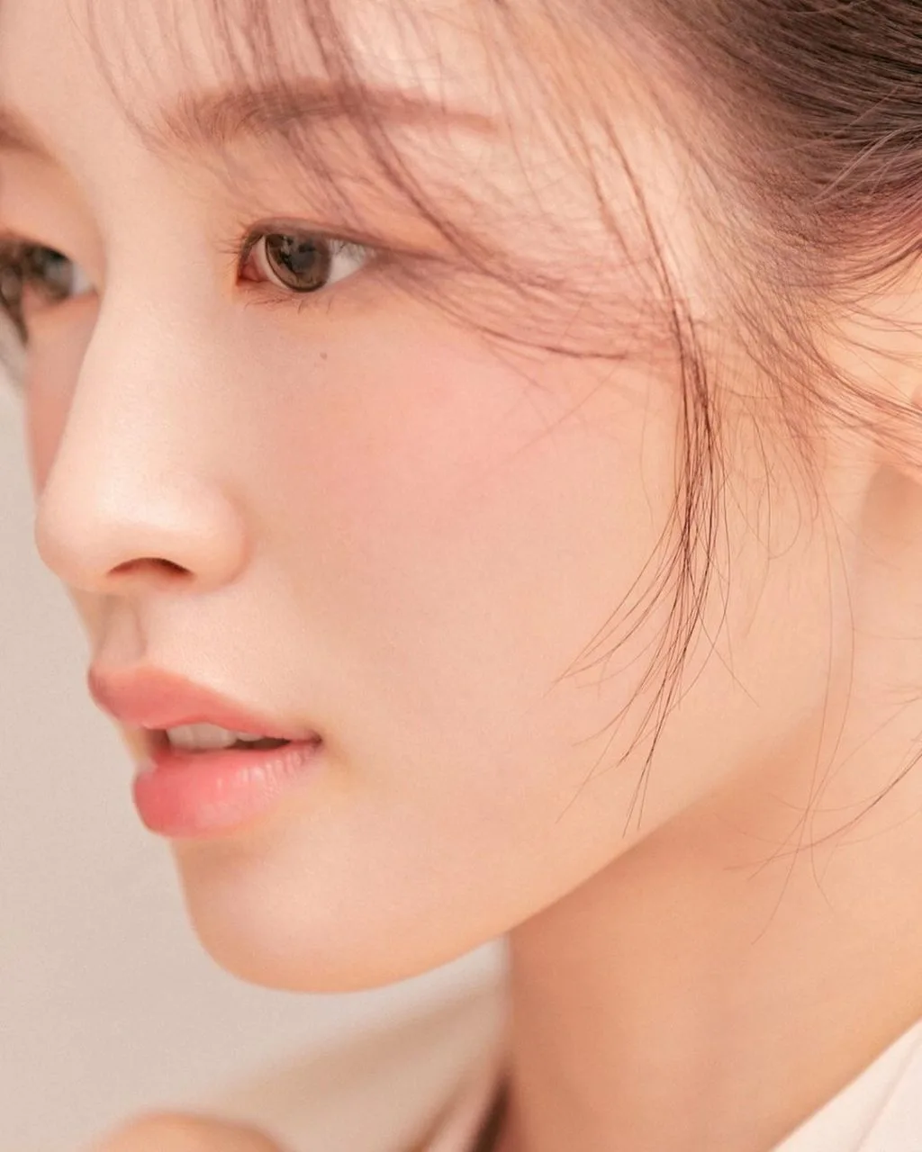Gò má ửng hồng sẽ giúp cô dâu xinh sở hữu diện mạo ngọt ngào và tươi tắn hơn. Gò má ửng hồng sẽ giúp cô dâu xinh sở hữu diện mạo ngọt ngào và tươi tắn hơn.
