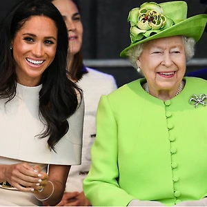 Meghan Markle luôn diện trang phục màu trung tính là vì nữ hoàng Elizabeth?