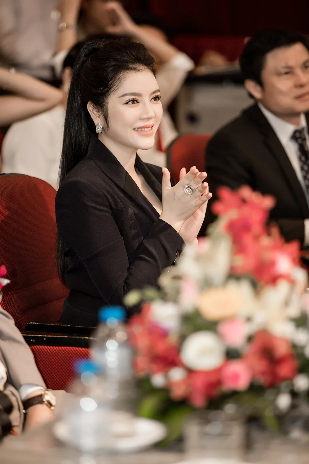 Lý Nhã Kỳ nhận giải 05