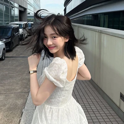 Karina (aespa) khoe vẻ đẹp tự nhiên trong ảnh mới trên Instagram.