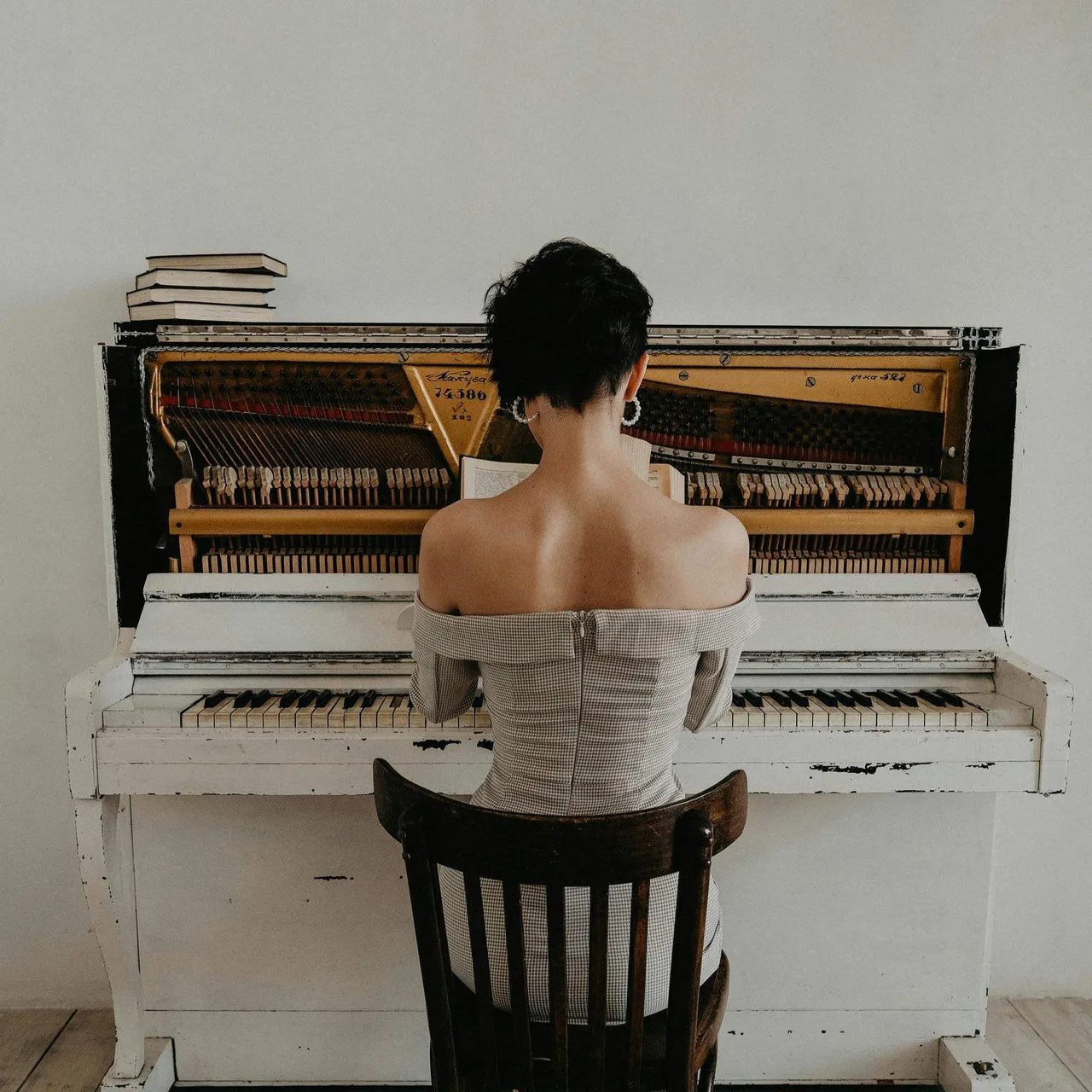 Cô gái tóc ngắn có thói quen chơi piano mỗi ngày