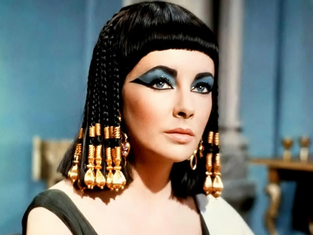 Đôi mắt của Cleopatra được trang điểm thật đậm, với chì đen kẻ xung quanh và đường eyeliner dài. cách trang điểm - cleopatra