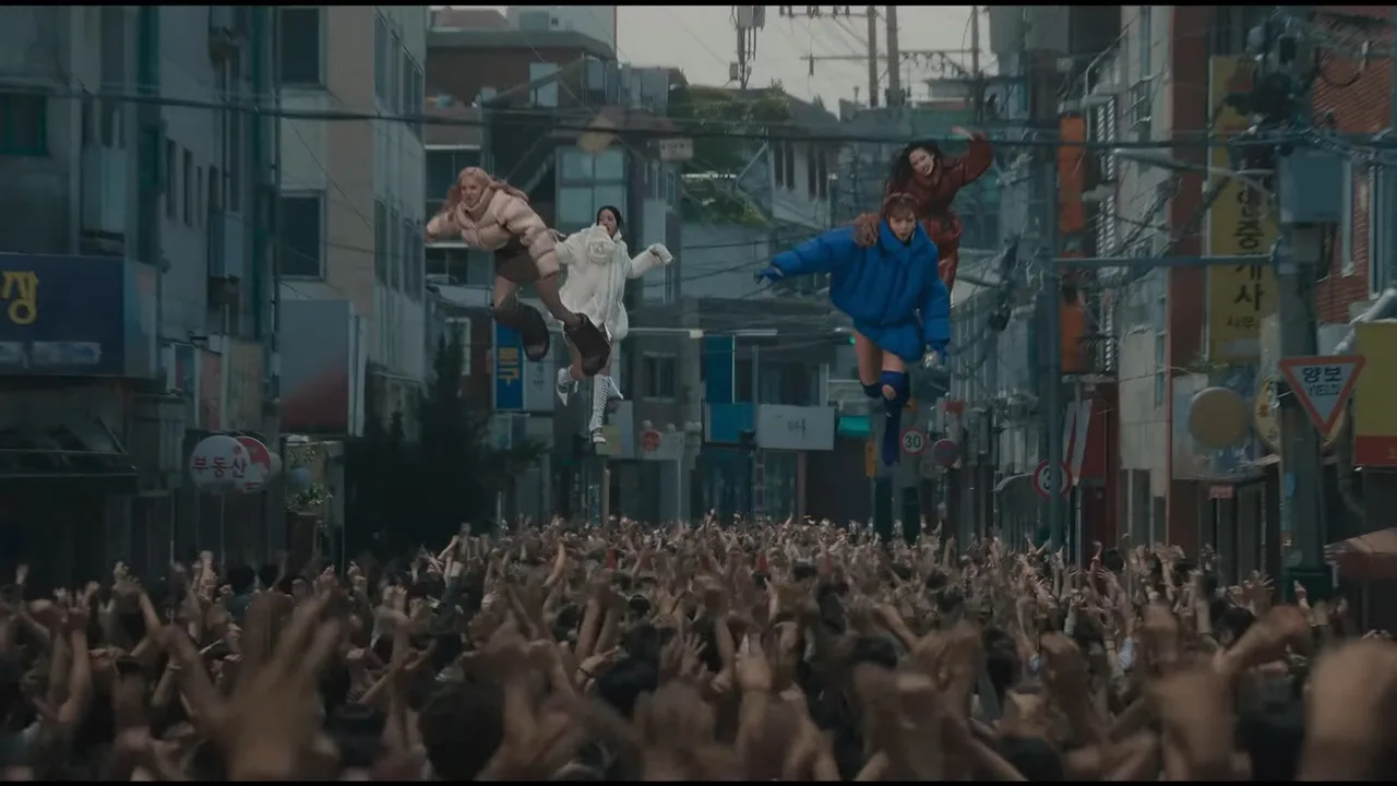 boots lisa trong Mv Jump