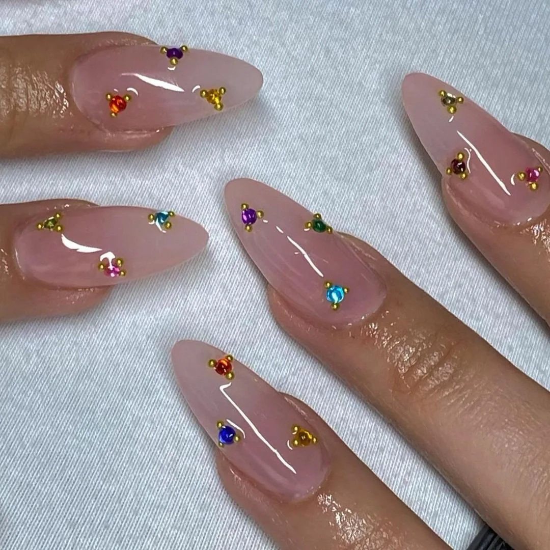 Bàn tay nail đẹp đính đá tinh giản